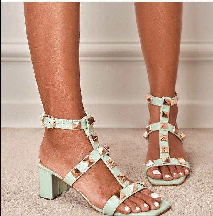 Effortlessly Elegant Heels with a Timeless Design