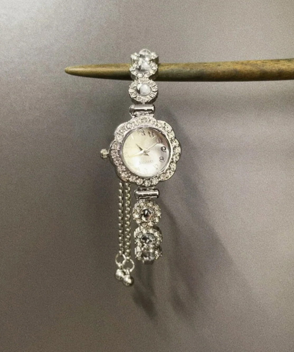 Fine Silk Alloy Zircon Gem Stone Pull-out Watches