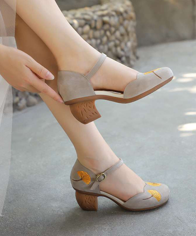 Effortlessly Elegant Heels with a Timeless Design