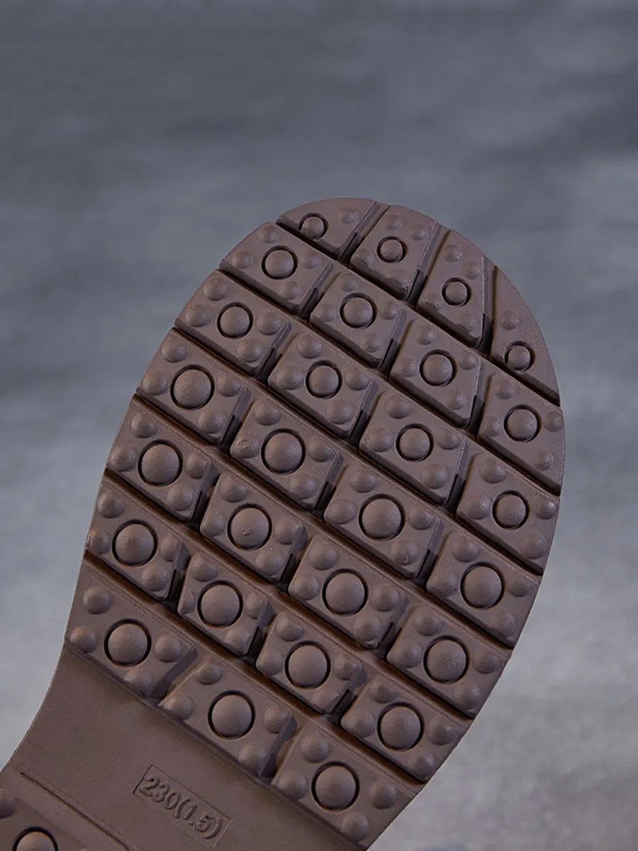 Effortlessly Elegant Boots with a Timeless Design