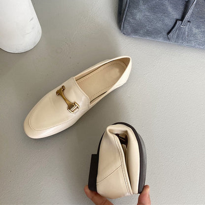 Effortlessly Elegant Slippers with a Timeless Design