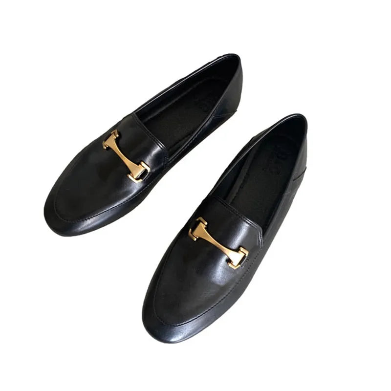 Effortlessly Elegant Slippers with a Timeless Design