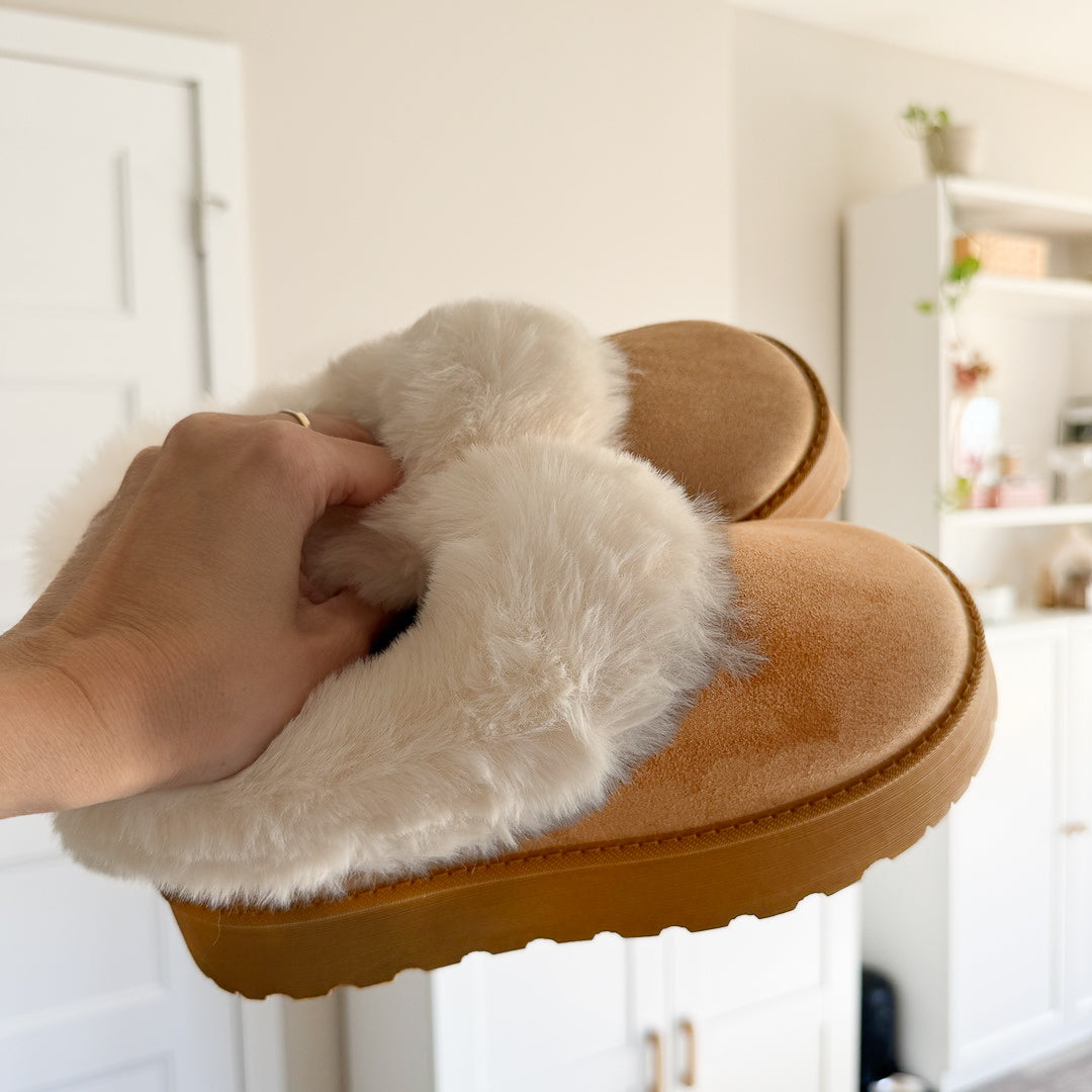 Elegantly Styled Slippers for Everyday Wear