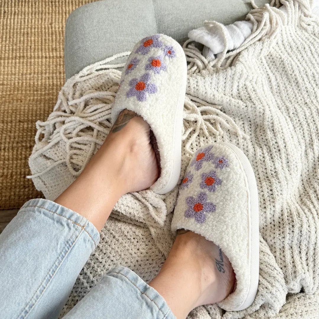 Elegantly Styled Slippers for Everyday Wear