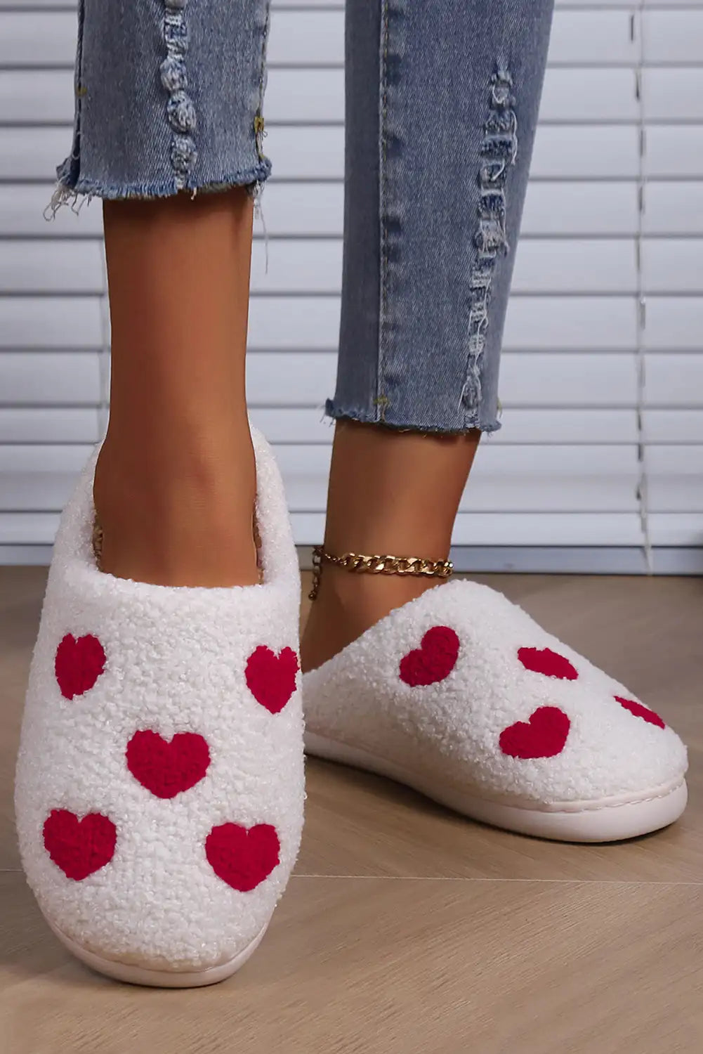 Elegantly Styled Slippers for Everyday Wear