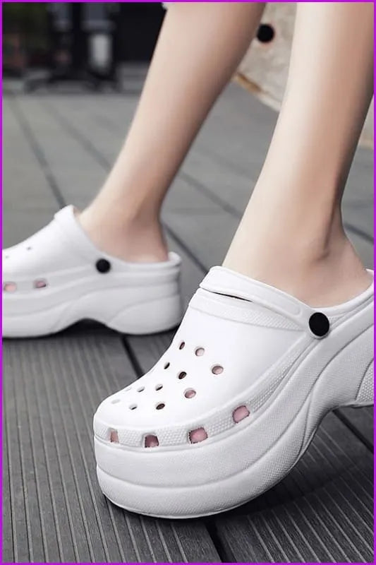 Effortlessly Elegant Slippers with a Timeless Design