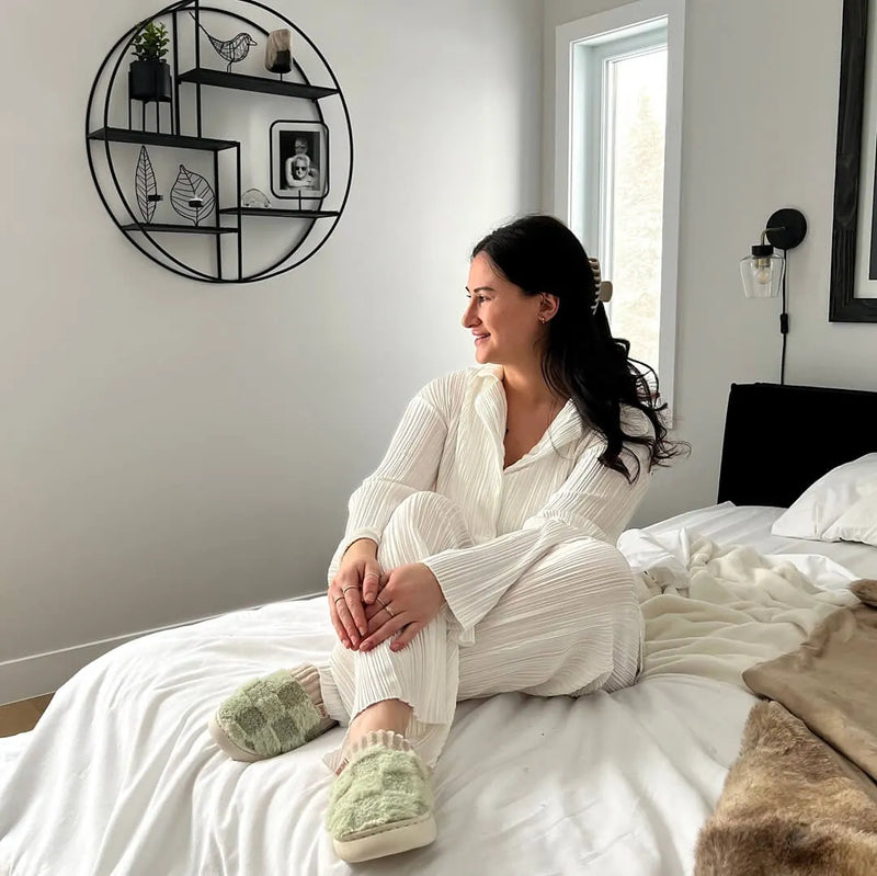 Effortlessly Elegant Slippers with a Timeless Design