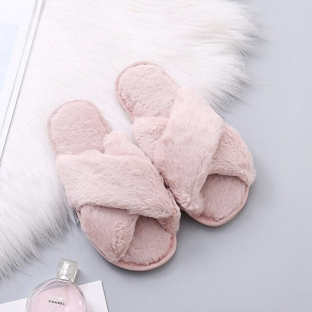 Elegantly Styled Slippers for Everyday Wear