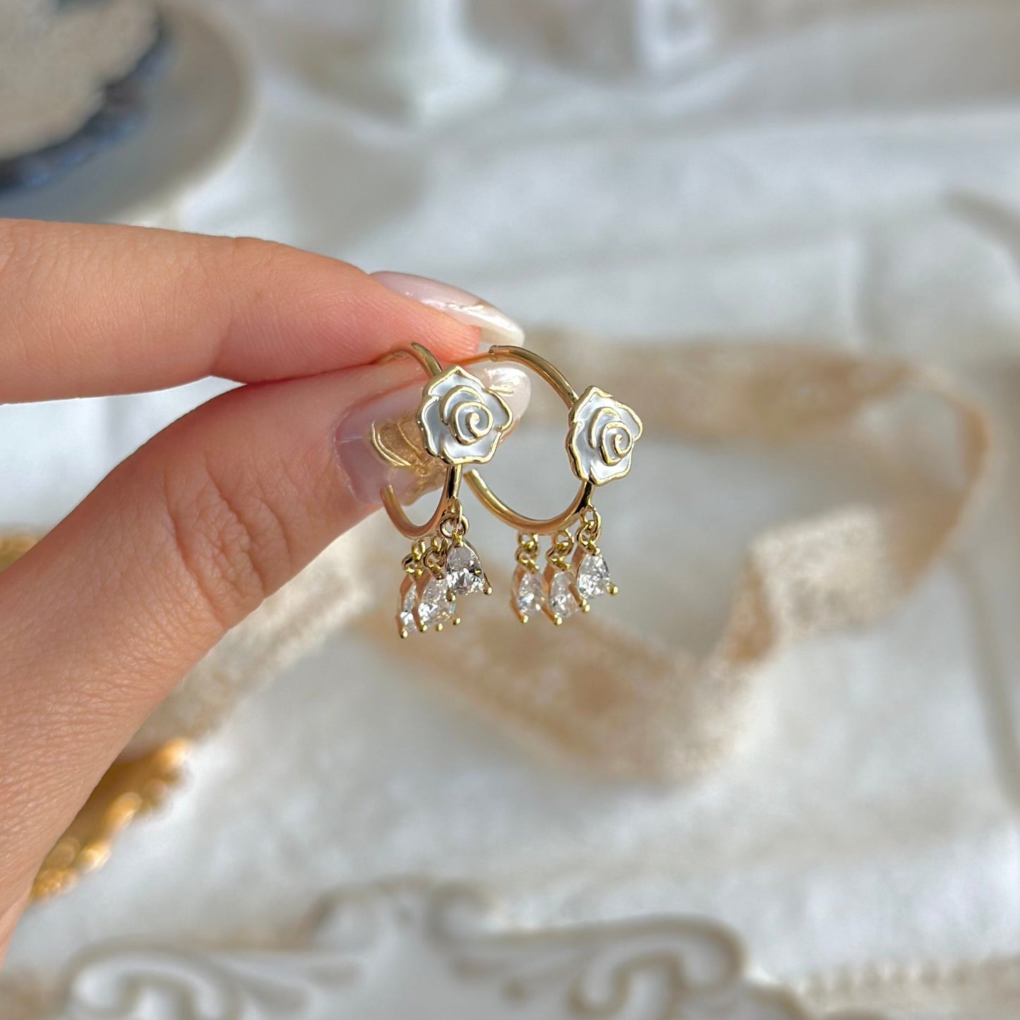 [] Emilia White Rose Earrings