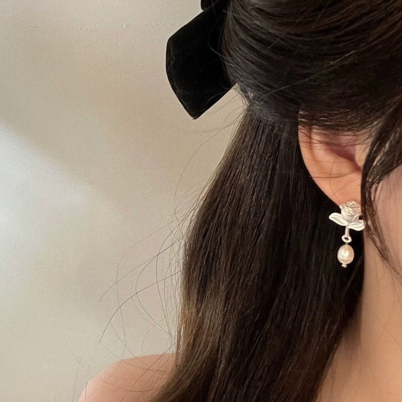 [] White Rose Pearl Earrings