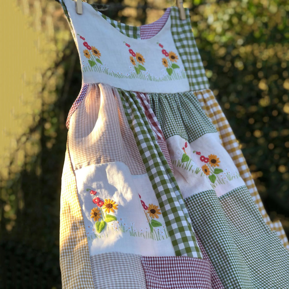 Women's Retro Plaid Pattern Floral Patch Pocket Sleeveless Dress elevenforest