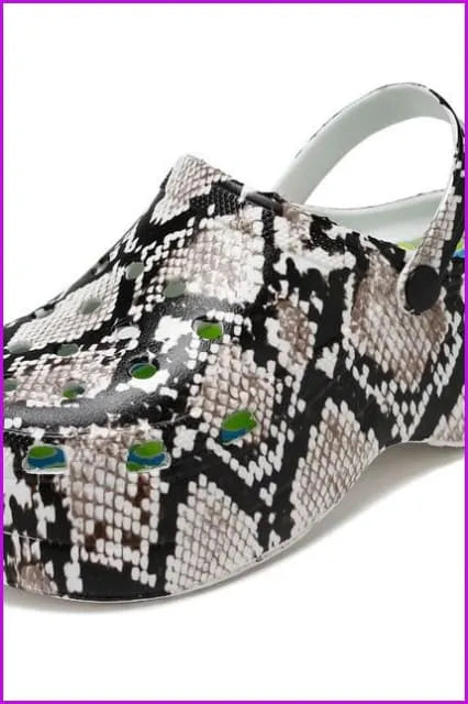 Effortlessly Elegant Slippers with a Timeless Design