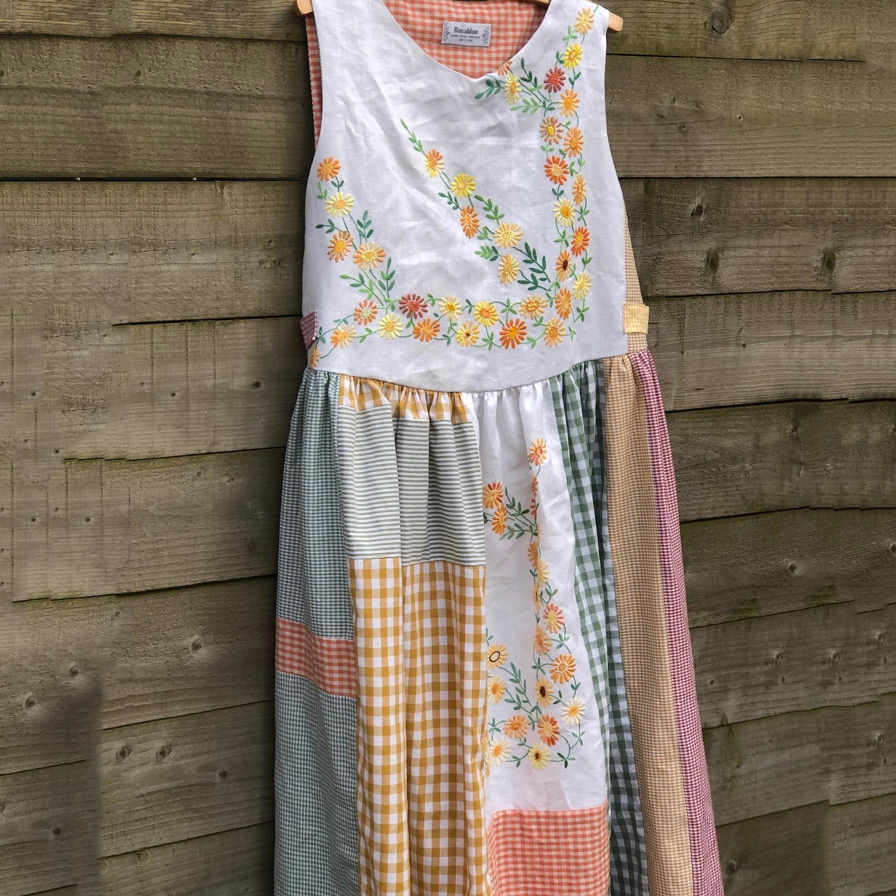 Women's Retro Plaid Pattern Floral Patch Pocket Sleeveless Dress elevenforest