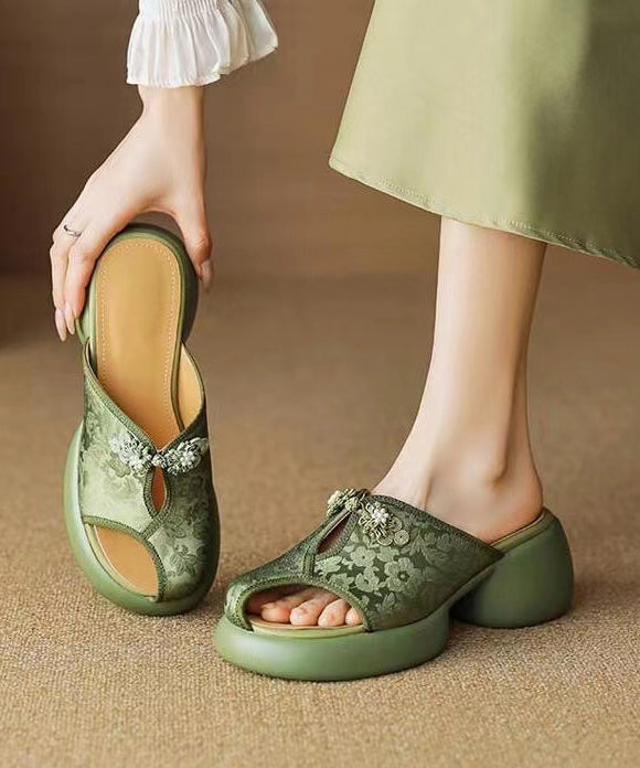 Finely Styled Sandals with a Classic Vintage Look