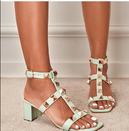 Effortlessly Elegant Heels with a Timeless Design