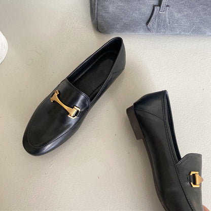 Effortlessly Elegant Slippers with a Timeless Design