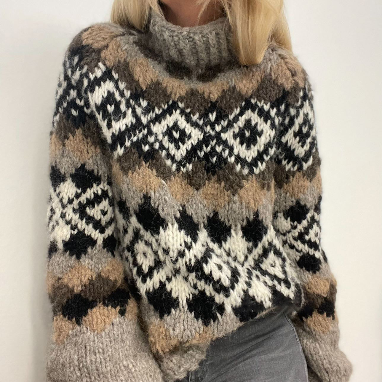 Geometric Contrast Jacquard Mid Neck Sweater elevenforest