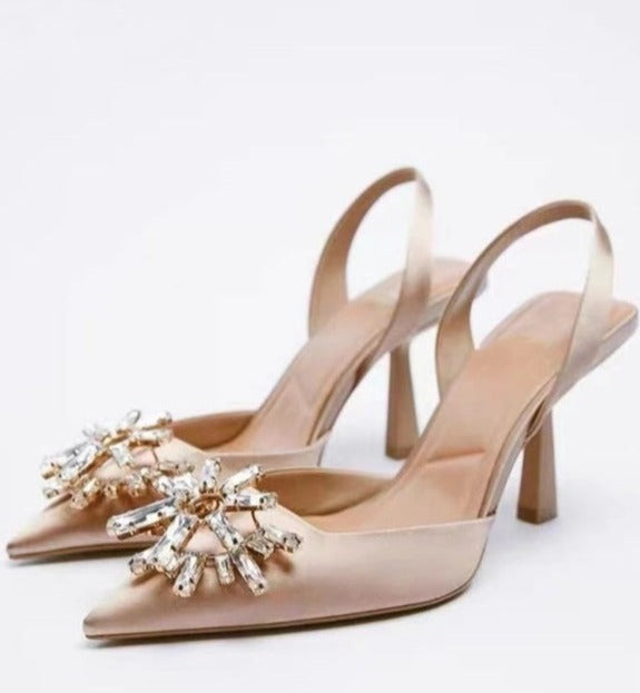 Effortlessly Elegant Heels with a Timeless Design