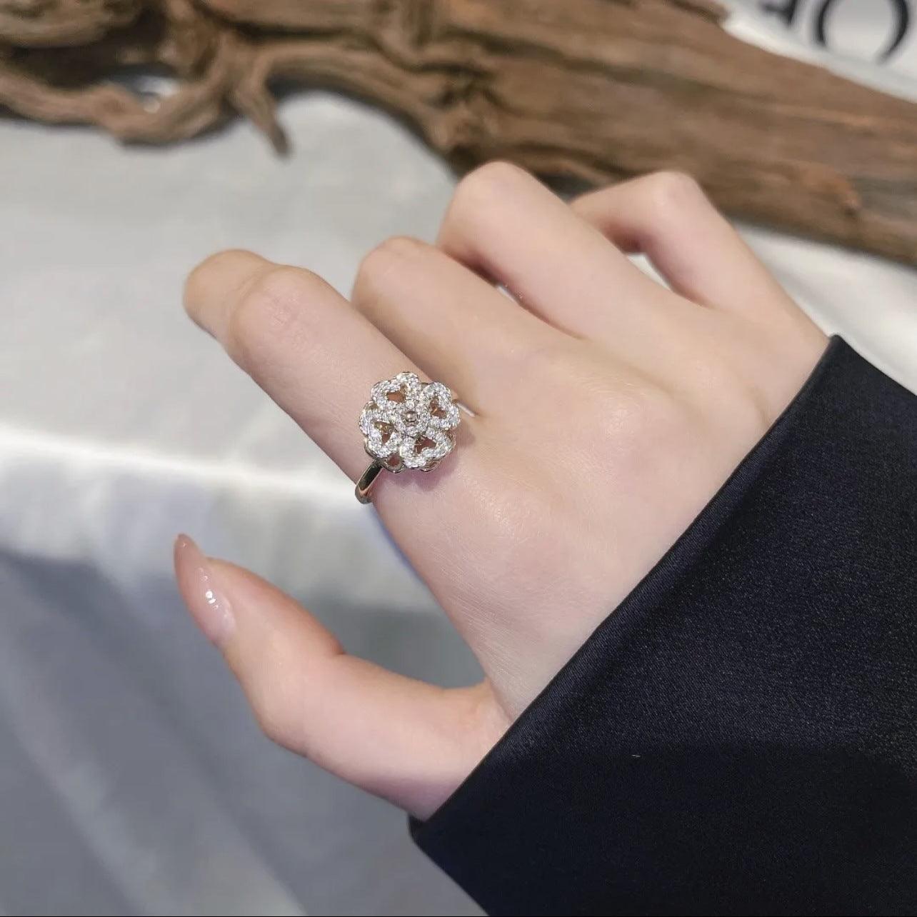 [] Lucky Clover Spinning Ring